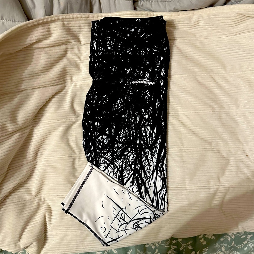 Women’s capri leggings. No pockets, except one on the back.